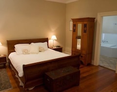 Hotel Tizzana Winery Bed And Breakfast (Richmond, Australija)