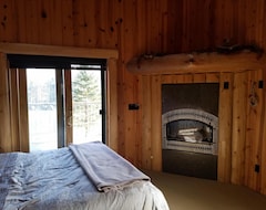 Hele huset/lejligheden 35 Acre Michigan Retreat - Amazing Views/Hot Tub/Saunas/Fireplace/Fire-Pit/Wifi! (Delton, USA)