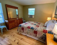 Cijela kuća/apartman Book Now! Cottage On 5 Acre Private Resort With 350 Duck Lake Frontage. (Grawn, Sjedinjene Američke Države)