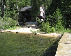 Hele huset/lejligheden Best Beach In Huckleberry Bay! Step Off The Porch Onto The Beach! (Nordman, USA)