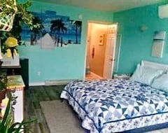 Entire House / Apartment Rolling Hills Outside And Beachy Inside, All 4 Rooms (Brook Park, USA)