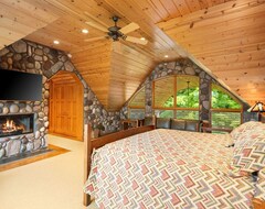 Koko talo/asunto One-of-a-kind Lakefront Torch Lake Lodge - 4 Floors Of Luxury (Kewadin, Amerikan Yhdysvallat)