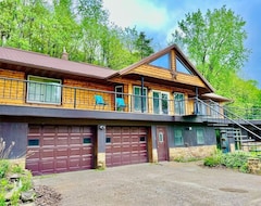 Entire House / Apartment Yellow River Lodge W/ Indoor Hot Tub Jacuzzi (Waterville, USA)
