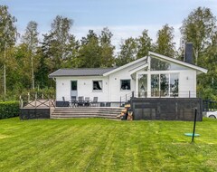 Toàn bộ căn nhà/căn hộ Experience Island Idyll In This Spacious Cottage With Large Garden Near The Fresh Lake Water. (Torsö, Thụy Điển)