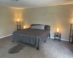 Toàn bộ căn nhà/căn hộ Cozy Home 4 Bedroom 5 Bed With Hot Tub. Pet Friendly (Winter Springs, Hoa Kỳ)