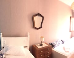 Hotel Twin Room In A Nice Villa Near The Beach And Near The Beach (Mafra, Portugal)