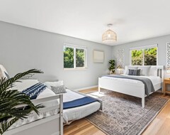 Casa/apartamento entero New Listing - 20% Discount! Hilltop Retreat - W/ Water Views And Spa Bathroom (Bremerton, EE. UU.)