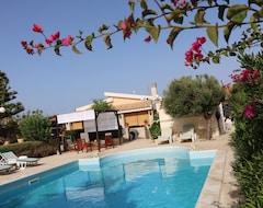 Toàn bộ căn nhà/căn hộ Villa With Swimming Pool Facing The Sea, For Those Who Love Peace And Privacy (Pachino, Ý)