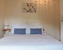 Toàn bộ căn nhà/căn hộ 4 Bedroom Gite Sleeping 8 With A Heated Covered Pool (Planguenoual, Pháp)