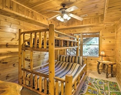 Hotel Gorgeous Mountain Cabin Near Downtown Blue Ridge W/ Hot Tub, Fireplace, & More! (Blue Ridge, USA)