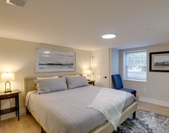 Casa/apartamento entero Cozy Massachusetts Retreat W/ Fireplace & Deck (Bedford, EE. UU.)