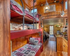Entire House / Apartment Romantic Get-a-way! 1954 Rail Road Caboose With Hot Tub! (De Soto, USA)