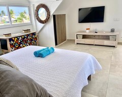 Toàn bộ căn nhà/căn hộ Luxury Beachfront Condo On The Beach, Sea View And Tropical Garden (Sandy Ground Village, Lesser Antilles)