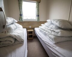 Khách sạn 6 Berth Holiday Home For Hire With Decking At Broadland Sands Ref 20217Bs (Lowestoft, Vương quốc Anh)