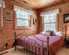 Hele huset/lejligheden Secluded Lakefront Cottage On 4 Acres With Sauna (Big Rapids, USA)