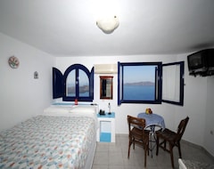 Hotel Efterpi Villas (Firostefani, Greece)
