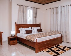 Hotel Ben and Moons Lodge and Event Center (Madina, Gana)