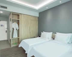 Hotel Sparks Life Jakarta, Artotel Curated (Yakarta, Indonesia)