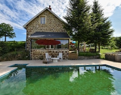 Toàn bộ căn nhà/căn hộ Alluring Holiday Home With Pool, Barbecue, Sun-loungers (Virlet, Pháp)