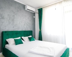 Entire House / Apartment Green Luxury Apartament (Navodari, Romania)