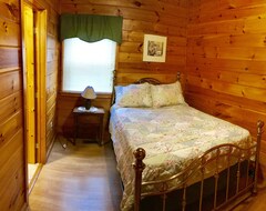 Toàn bộ căn nhà/căn hộ Creek Front Mountain Cabin With Jacuzzi (Andrews, Hoa Kỳ)