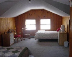 Entire House / Apartment Secluded Lodge On Webb Lake - Private Tennis Court, Hot Tub (Danbury, USA)