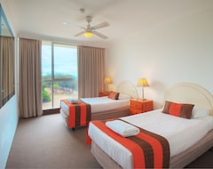 Khách sạn Golden Sands On The Beach - Absolute Beachfront Apartments (Main Beach, Úc)