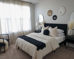 Toàn bộ căn nhà/căn hộ Amazing, Boho - King Bedroom Apartment / W Amenities (Bryan, Hoa Kỳ)