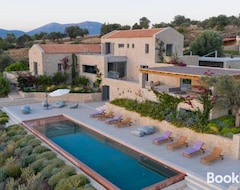 Toàn bộ căn nhà/căn hộ Villa Olea - Luxury Villa With Swimming Pool, Tennis Court & Beach Volley (Kosmas, Hy Lạp)