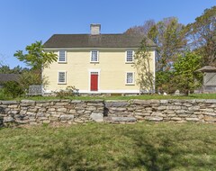 Casa rural Authentically Restored Historic Farmhouse On 96 Acres! (Bozrah, Sjedinjene Američke Države)