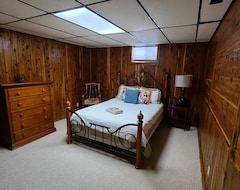 Entire House / Apartment Scenic 6 Bedroom Lodge W/Adjoining 2 Bedroom Cabin. Lg. Pond W/Swimming Access. (West Union, USA)