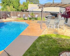 Toàn bộ căn nhà/căn hộ Beautifully Updated Home W/pool, Firepit, Tesla L2 (Citrus Heights, Hoa Kỳ)