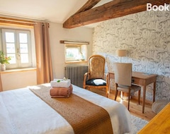 Bed & Breakfast La Fee Capucine - Chambres et table d'hotes - Espace bien-etre et massages (Saint-Galmier, Francia)