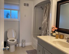 Koko talo/asunto Huron Waterfront Cottage 6 Bedrooms 2/baths With Hot Tub And Any Pets Maximum 2. (Kinloss, Kanada)