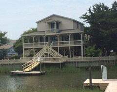 Entire House / Apartment Beautiful Wraparound Porch, Boat Dock, Water On Two Sides, Secluded, Beach View (Holden Beach, USA)