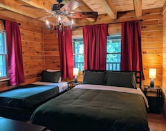 Entire House / Apartment Secluded Log Cabin Close To Attractions - Hot Tub, Sauna, Massage Chair (Laurelville, USA)
