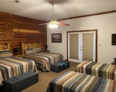 Hele huset/lejligheden Burn Valley Lodge Is A Spacious And Fun Log Cabin On 100 Acres (Elgin, USA)