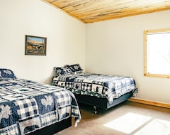 Entire House / Apartment Private East River Lodge, Near Mitchell, Sleeps 12 (Howard, USA)