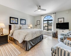 Cijela kuća/apartman Desert Tranquility - Stylish Condo With Shared Pool, Wifi, Ac, Patio & Yard (Sun City West, Sjedinjene Američke Države)