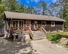 Entire House / Apartment Magnificent 6 Bedroom, 2 Bath Cottage, Panoramic View Of Kawagama Lake! 2 Acres! (Algonquin Park, Canada)