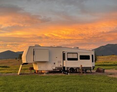 Camping Mountain View Camp In The Beautiful Blackfoot Valley Of Montana. (Ovando, EE. UU.)