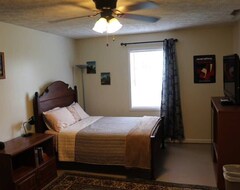 Entire House / Apartment Best Deal In Nashville Hillbilly House Yeehaw (Millersville, USA)
