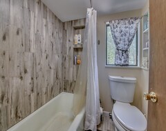 Toàn bộ căn nhà/căn hộ 4 Bedroom, 2 Bath Rustic Cabin Right In The Heart Of Split Rock (Lake Harmony, Hoa Kỳ)
