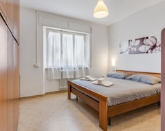 Cijela kuća/apartman Apartment with 10 beds, 50 meters from the beach (San Vincenzo, Italija)