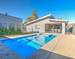 Toàn bộ căn nhà/căn hộ Modern Four Bedroom Family Home With A Pool, Spa & Views! (Porepunkah, Úc)