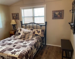Entire House / Apartment Secluded Getaway One Hour From St. Louis ! Sleep 8; Hot Tub And Pool ! (Sullivan, USA)