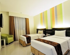 Pose In Hotel Solo (Surakarta, Endonezya)