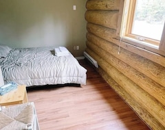 Entire House / Apartment Cozy Family Log Cabin - 1/2 Duplex (Logan Lake, Canada)