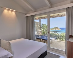 Otel Baia Di Chia Resort Sardinia, Curio Collection By Hilton (Domus de Maria, İtalya)