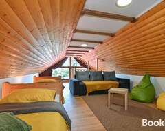 Toàn bộ căn nhà/căn hộ Stunning Home In Veliki Lovrecan With Sauna, Wifi And 4 Bedrooms (Cestica, Croatia)